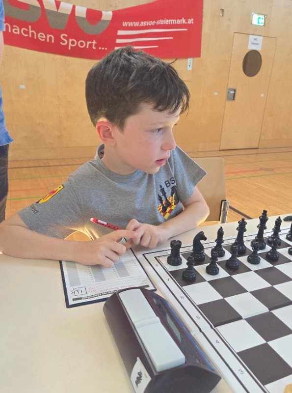 Tristan Frey beim Schachspielen
